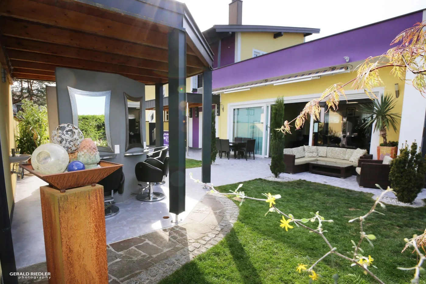Garten mit Außenbedienplätzen bei Le Figaro Petzenkirchen